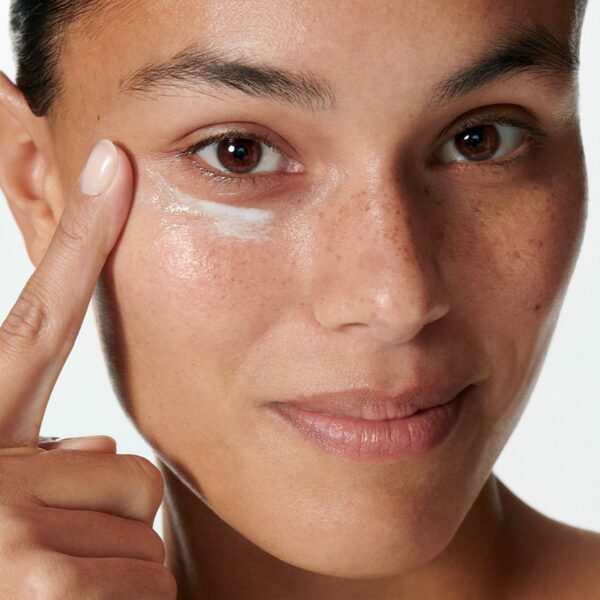 450-nutrivital-eye-contour-cream-model_a4534741-4f54-4dd0-b1d7-ad22cc0b3746.jpg