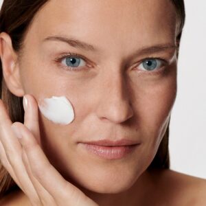 5-nutrivital-velvet-nourishing-cream-model.jpg