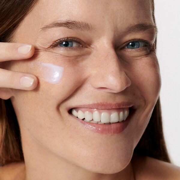 640-liftexpert-serum-model_000df6fe-1347-48ce-baf4-99cacace4768.jpg